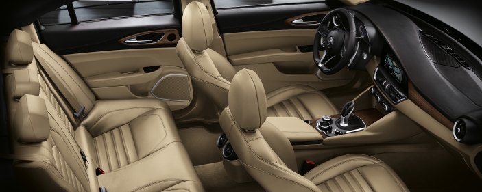 Alfa Romeos nyeste luksusbil indeholder lækkert interiør i ægte læder.
